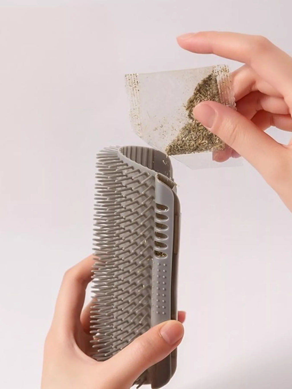 Démonstration de l'installation de la brosse murale pour chat dans un coin de pièce, montrant le système de fixation adhésif ou à vis permettant de fixer solidement le produit à hauteur de chat sur deux murs perpendiculaires, guide visuel d'installation facile
