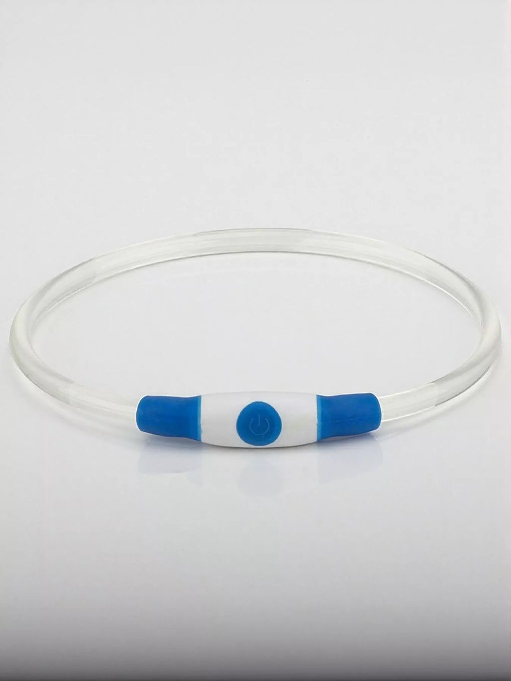 Gros plan détaillé du module LED rechargeable USB du collier pour animaux, montrant le boîtier en plastique transparent avec LED ultra-lumineuses intégrées, bouton de contrôle des modes d'éclairage visible, port de charge USB micro accessible, qualité de fabrication premium du dispositif de sécurité nocturne
