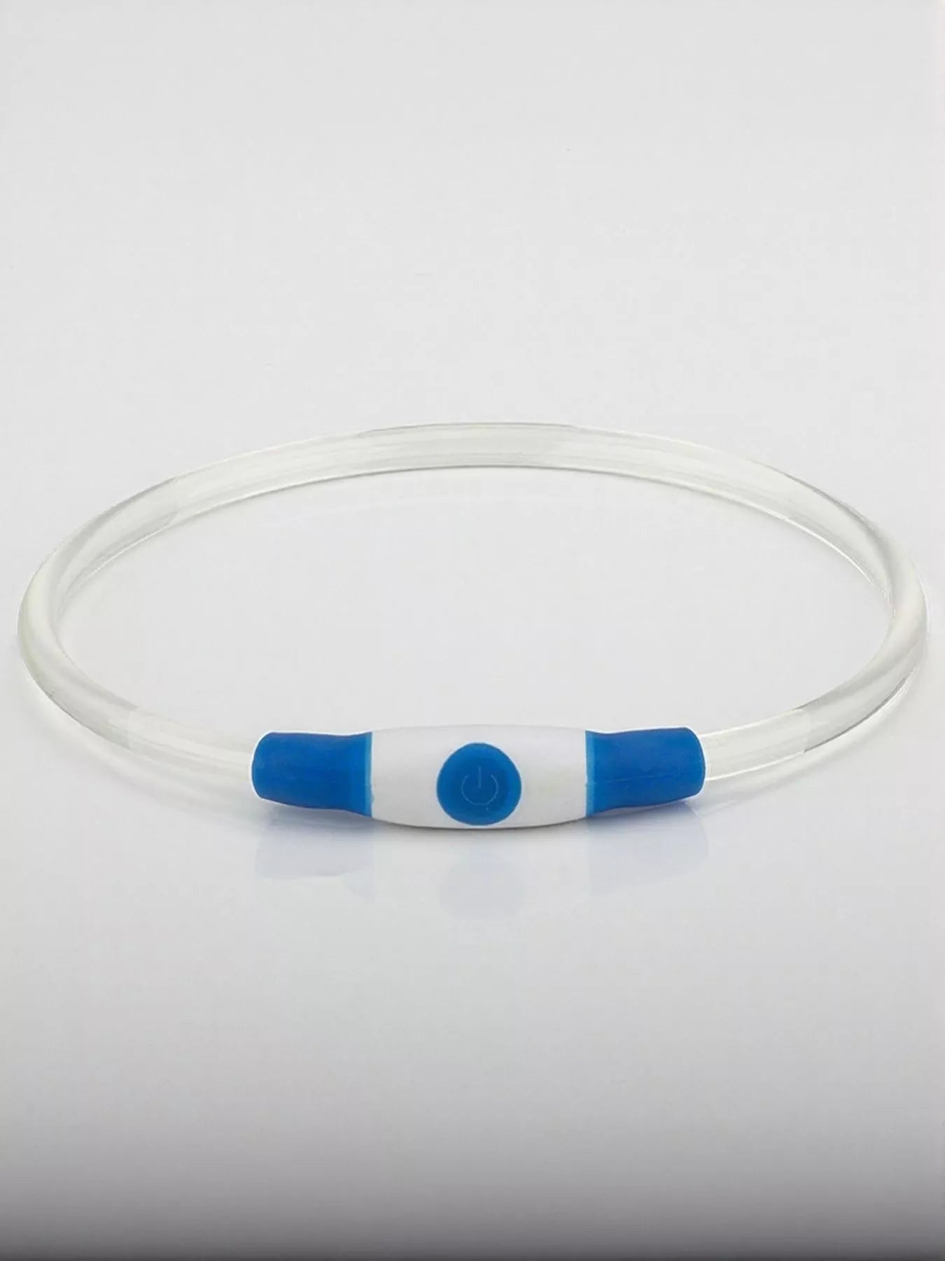 Gros plan détaillé du module LED rechargeable USB du collier pour animaux, montrant le boîtier en plastique transparent avec LED ultra-lumineuses intégrées, bouton de contrôle des modes d'éclairage visible, port de charge USB micro accessible, qualité de fabrication premium du dispositif de sécurité nocturne
