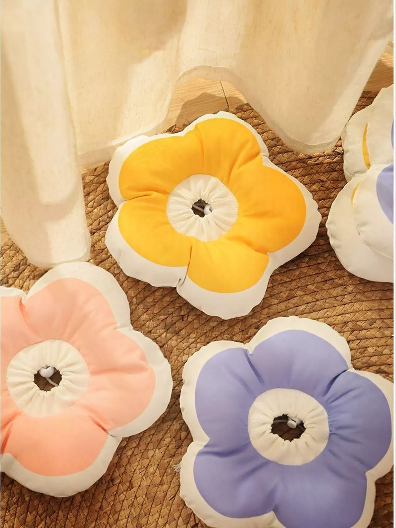 Collection complète des couleurs vives et joyeuses disponibles pour le collier élisabéthain en forme de fleur : rose fuchsia, bleu ciel, vert menthe, jaune soleil, orange mandarine, violet lavande, permettant de choisir selon les préférences esthétiques et d'égayer la période de convalescence de l'animal
