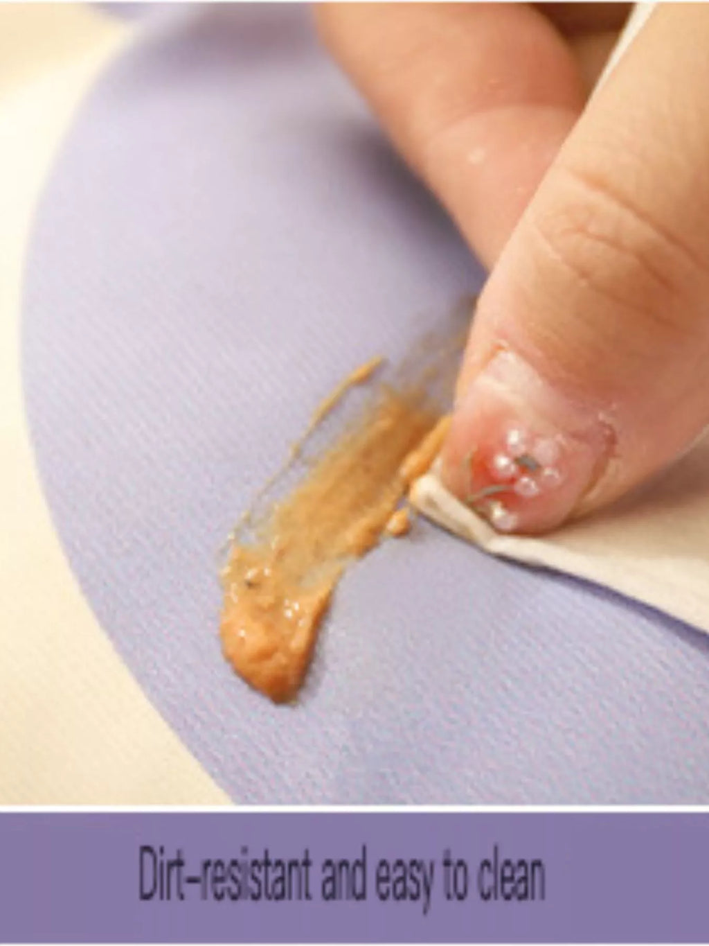 Gros plan détaillé du tissu composite imperméable et du rembourrage moelleux du collier élisabéthain en forme de fleur, montrant la qualité premium des matériaux doux et confortables, contre toute taches texture agréable au toucher, coutures solides et finitions soignées pour un confort maximal pendant la convalescence post-opératoire
