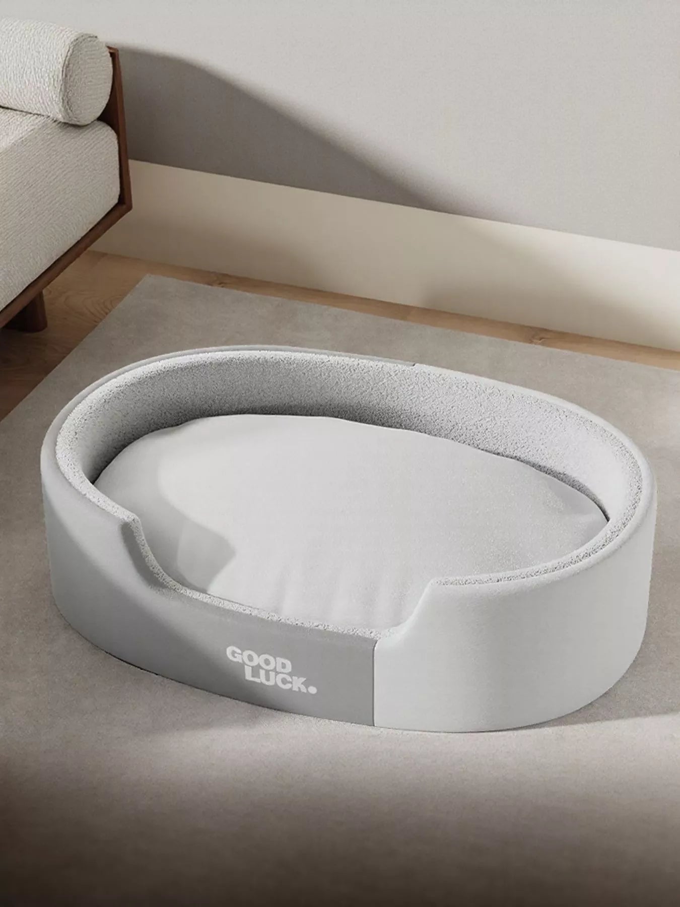 Panier nid ovale en peluche avec design bicolore élégant et moderne, contraste harmonieux entre l'intérieur clair (beige, gris clair) et l'extérieur foncé (gris anthracite, marron), esthétique raffinée s'intégrant parfaitement à tous les styles de décoration intérieure, les taches et salissures se voient moins sur les couleurs foncées
