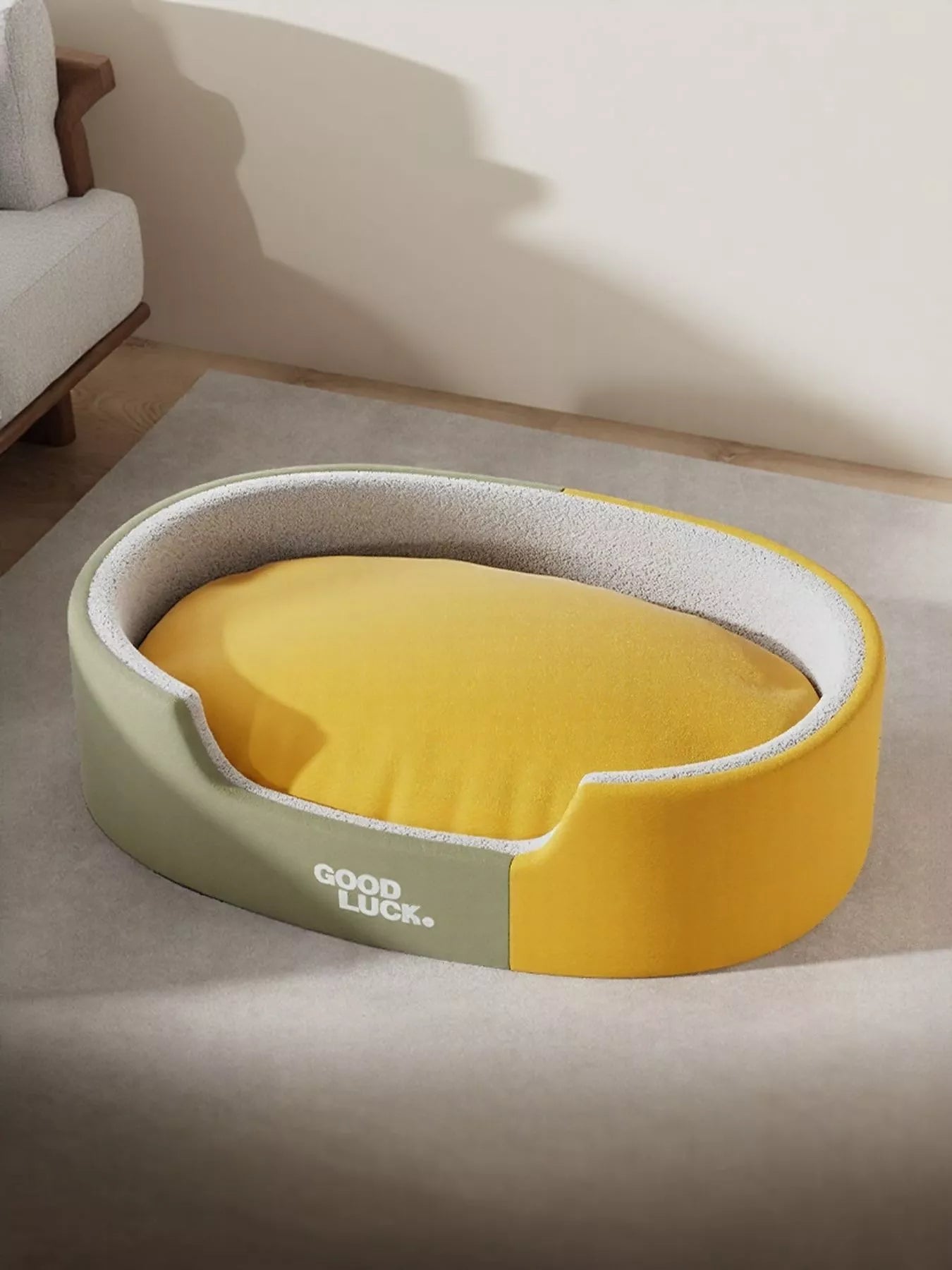 Panier nid ovale en peluche bicolore ultra-épaisse pour chien et chat, design élégant avec rebords hauts rembourrés créant un cocon douillet, intérieur doux et moelleux en mousse haute densité, coussin orthopédique confortable pour sommeil réparateur des animaux de compagnie, photographié sur fond blanc montrant la qualité premium du produit
