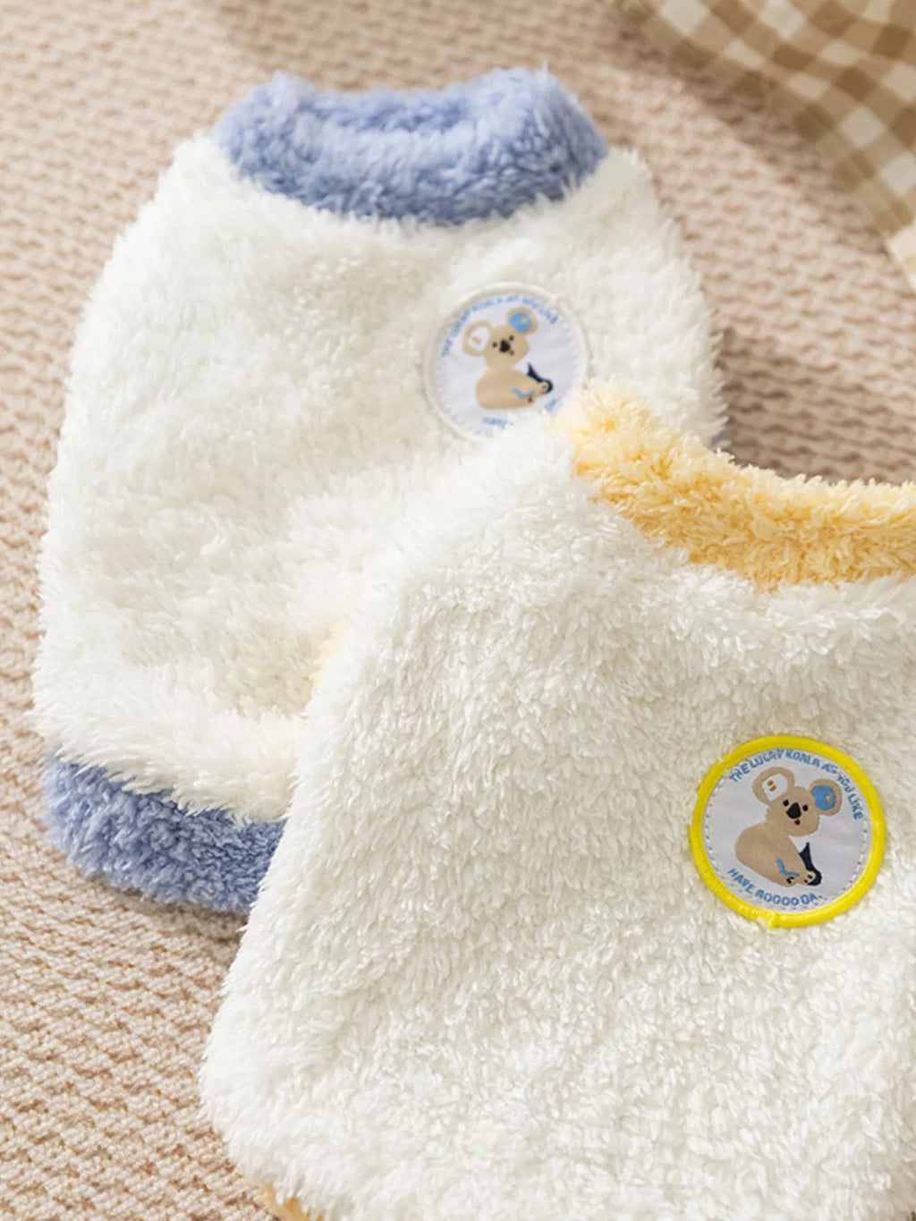 "Pull en peluche pour chien avec patch décoratif - Vue détaillée du design et de la coupe - Style basique intemporel"