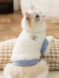 "Chat ou petit chien avec pull en peluche coloré - Vue complète du vêtement pour animal domestique - Démonstration du confort"