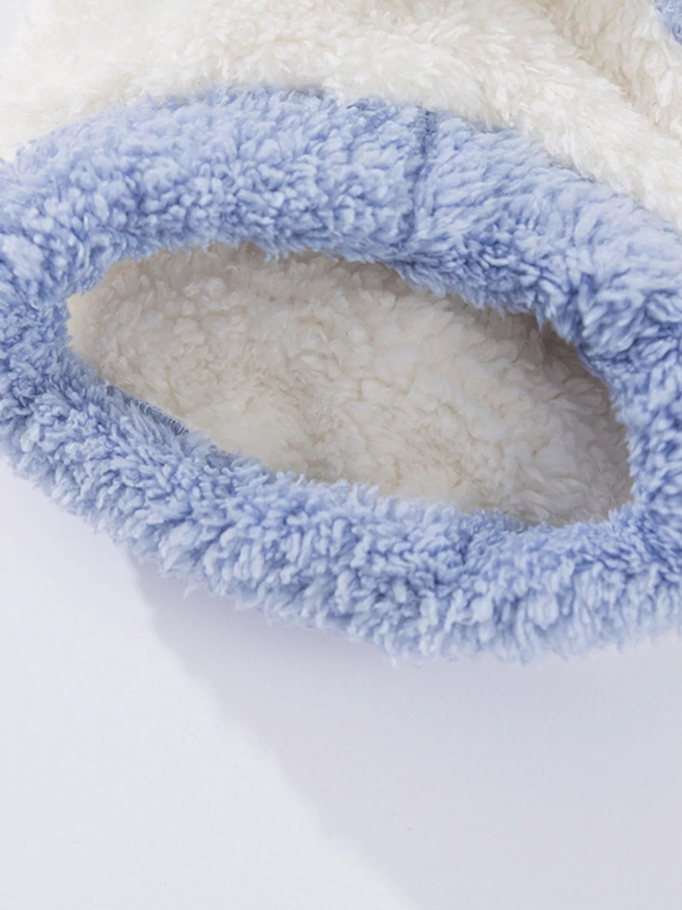 "Gros plan sur le tissu en peluche ultra-doux du pull pour animal - Détail de la texture moelleuse et du patch mignon - Zoom sur la qualité"