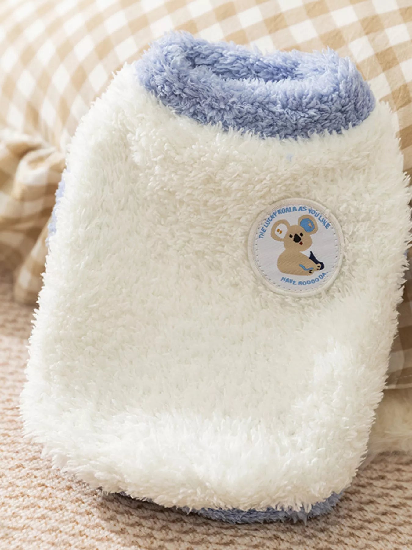 "Pull en peluche pour animal avec patch adorable - Vue arrière montrant la coupe et la longueur du dos - Ajustement ergonomique"

